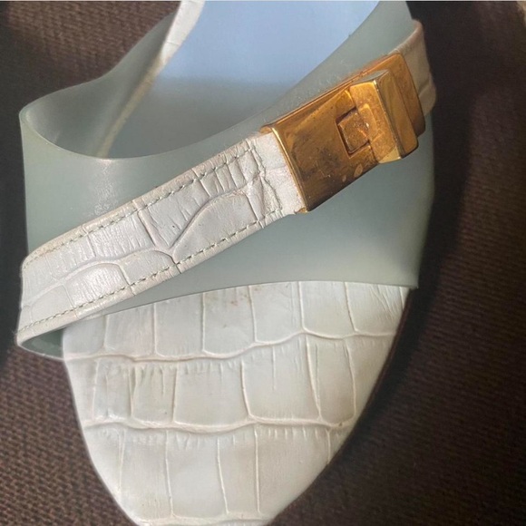 Beautiful mint green and white kitten heels #kittenheels
Size 6-7 - Picture 2 of 5